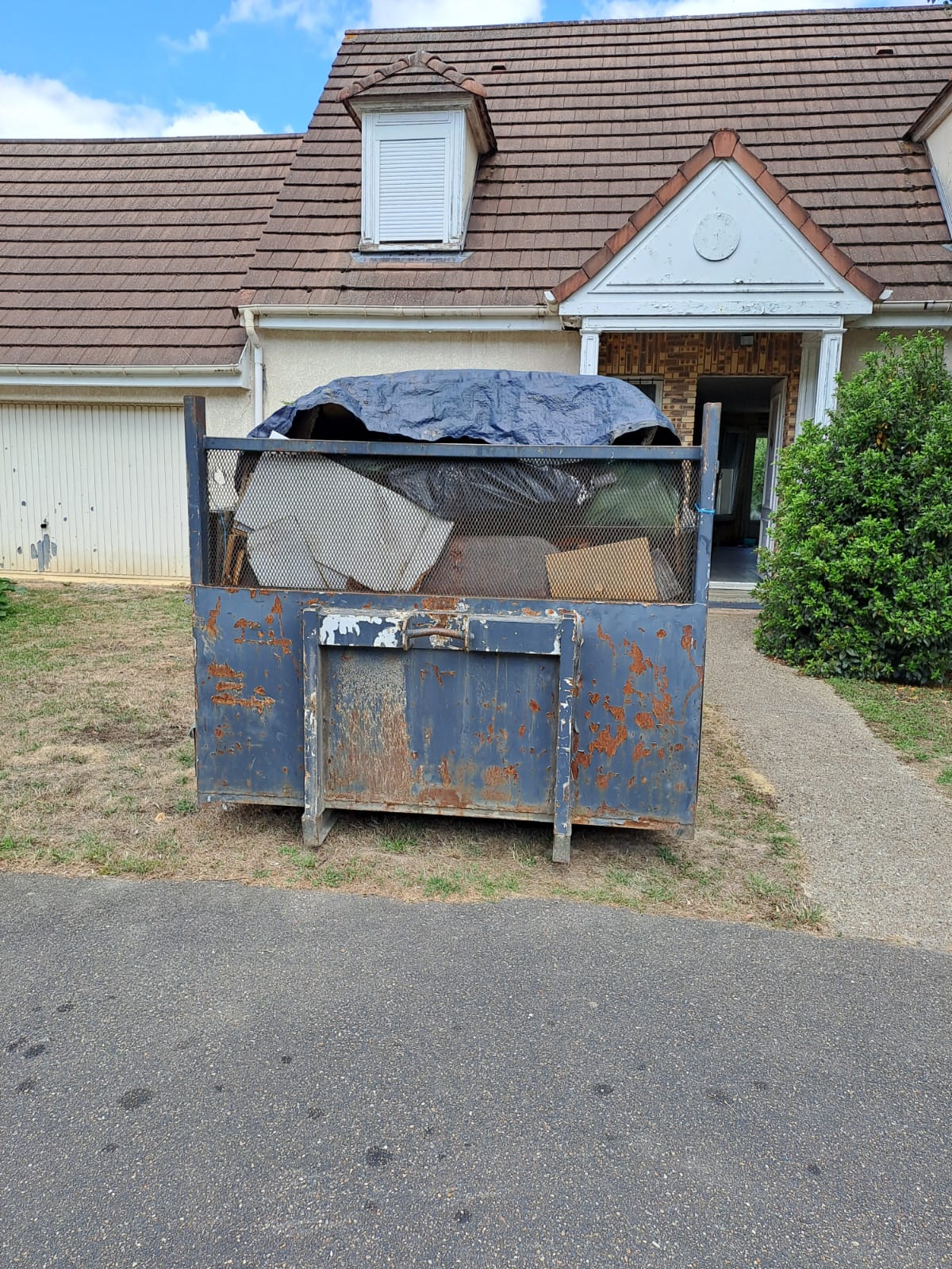 Le même chantier avec une benne de 10m³ pour les DIB.