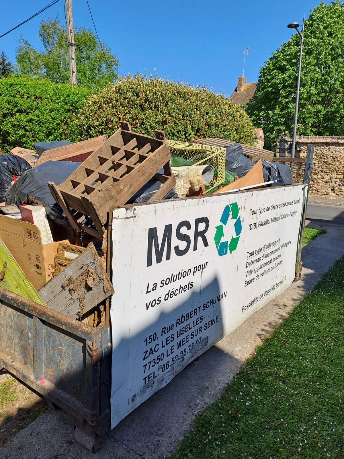 Petite benne pour des travaux chez un particulier.
