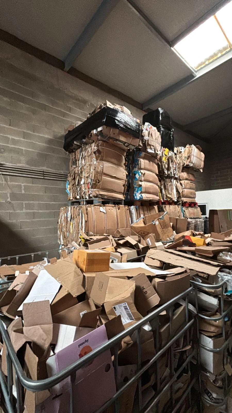 Balles de carton compressé prêtes au recyclage.